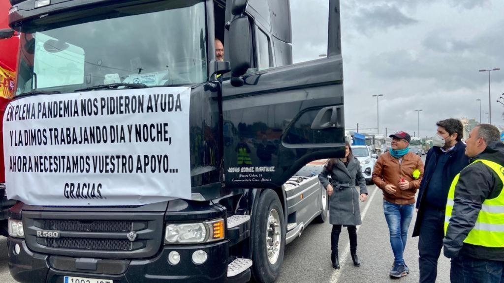 El presidente López Miras en un encuentro con transportistas en huelga.