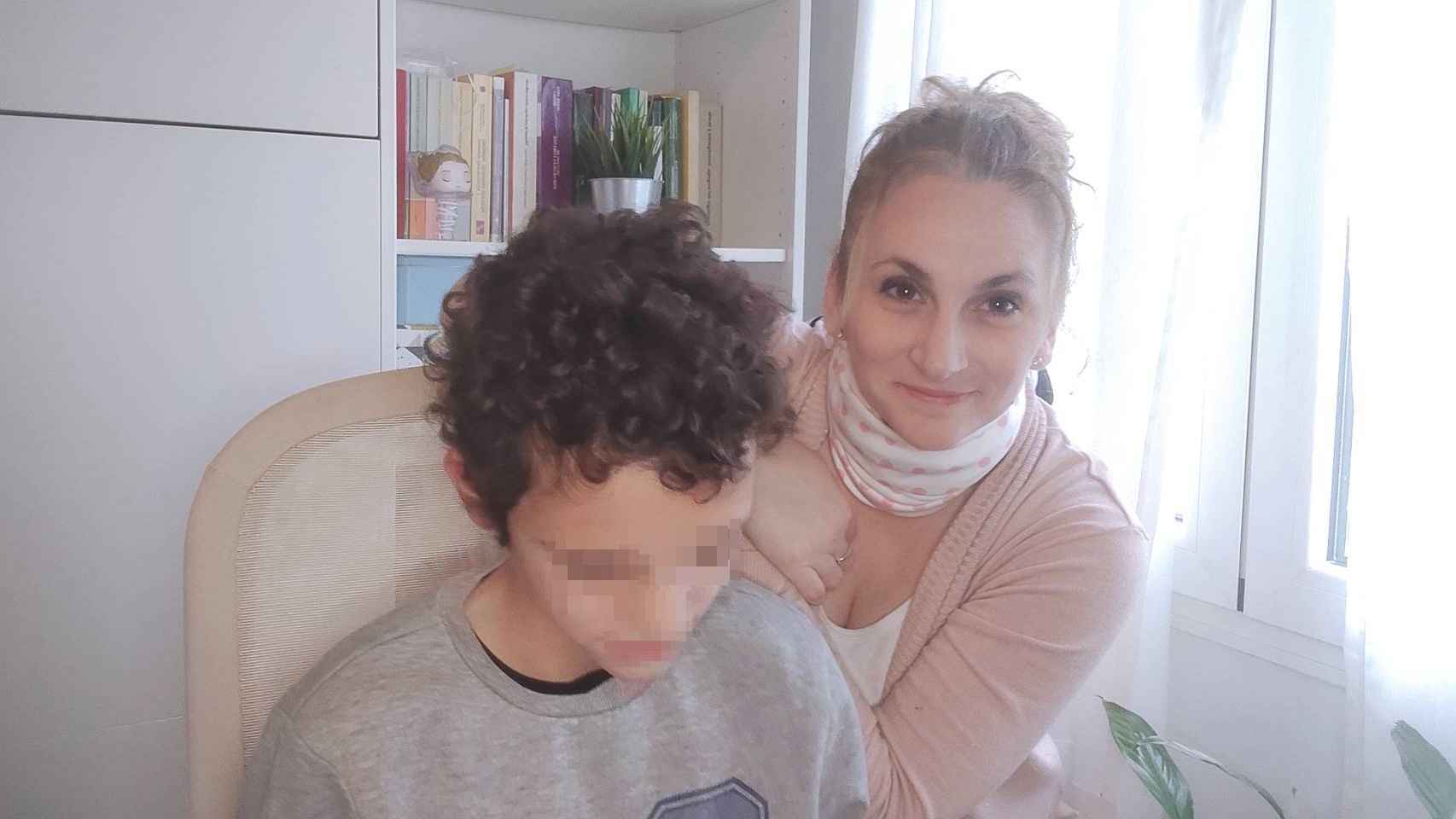 Vanesa Pérez, psicóloga y autora del blog '¿Y de verdad tienes tres?', con su hijo.