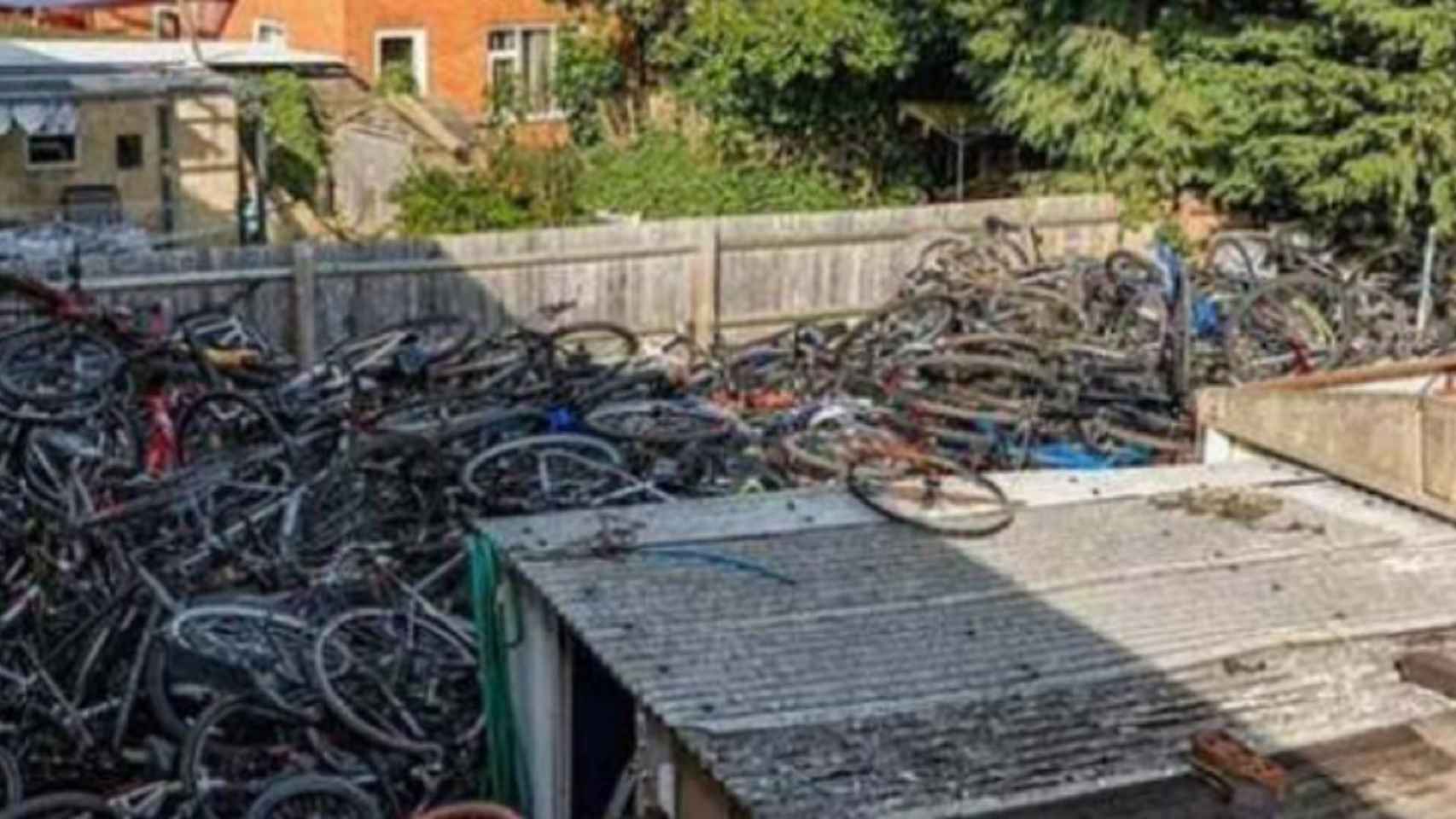 Bicicletas en el patio de casa