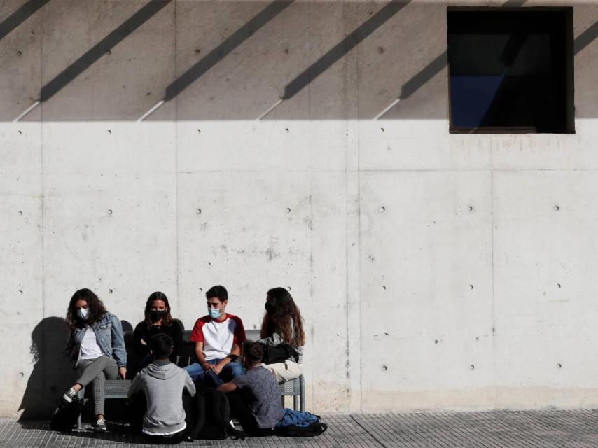 Un grupo de adolescentes charla en un instituto en Pamplona.