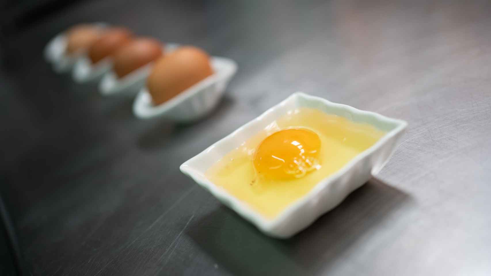 Para hacer correctamente un huevo frito, se tiene que echar primero en un recipiente.