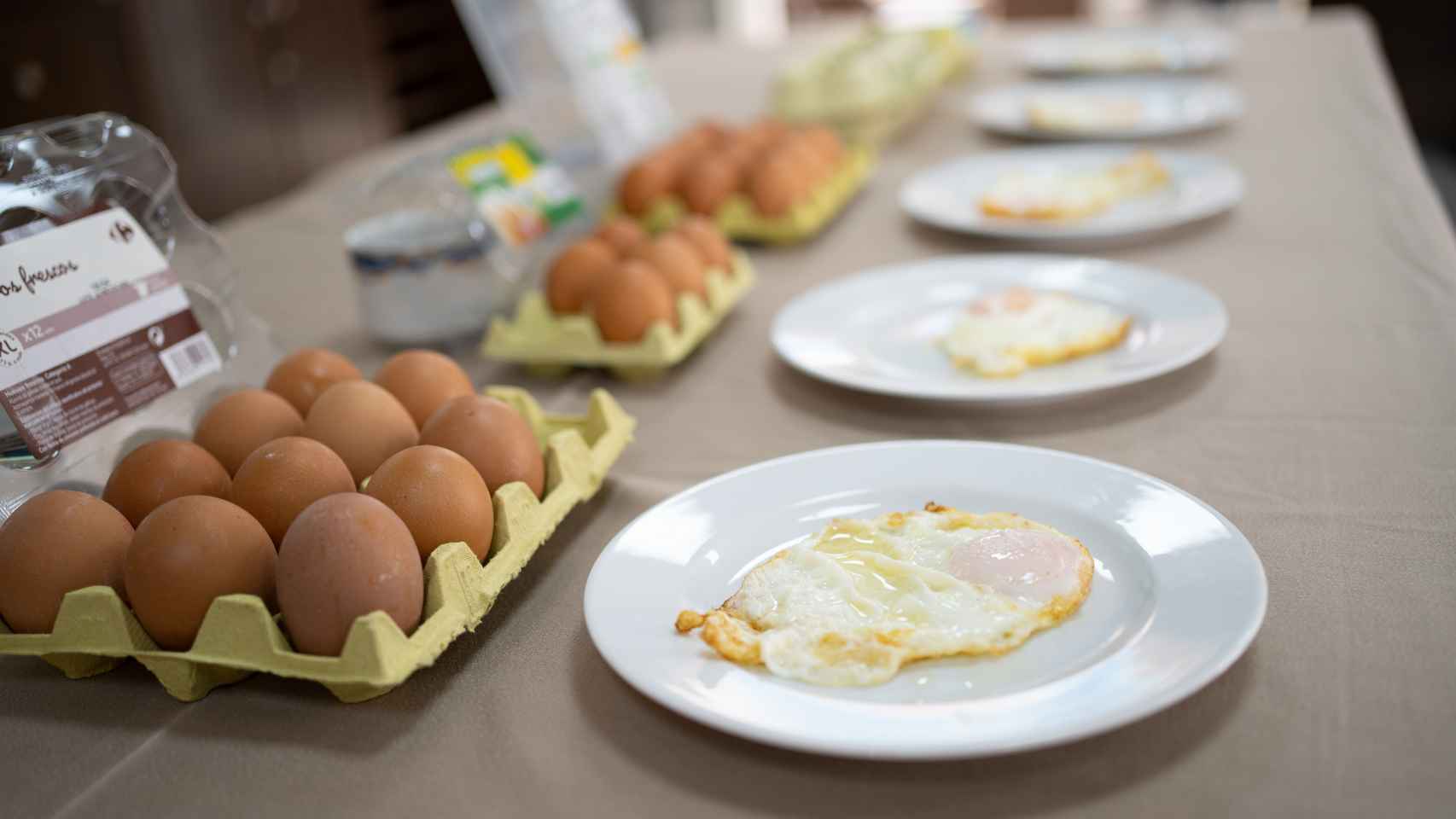 Los huevos fritos recién hechos, antes de ser valorados por Rubén Príncipe.