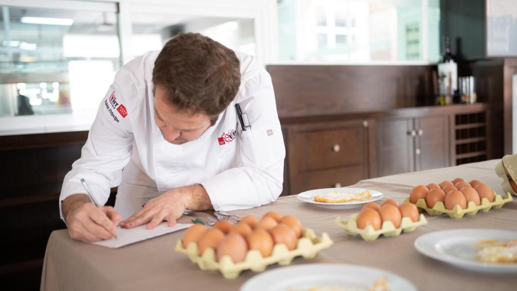 El chef Rubén Príncipe, apuntando las características de cada huevo frito antes de emitir su veredicto.