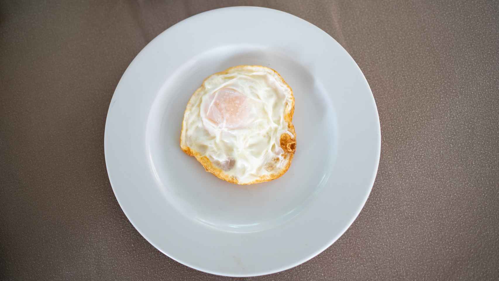 Vista superior del huevo frito de Alcampo antes de ser probado por el chef.