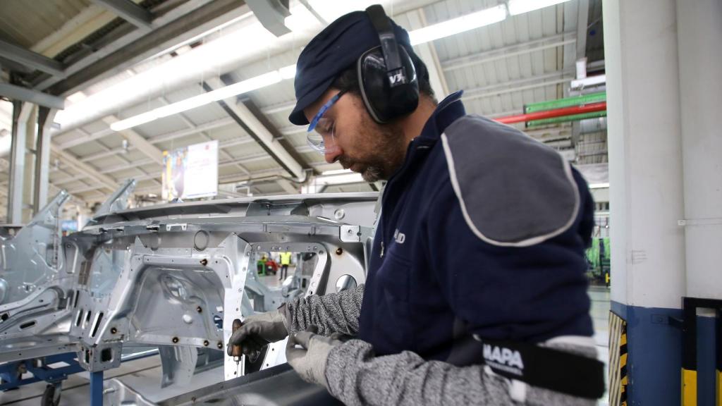 Un operario en la factoría de Iveco en Valladolid / Ical