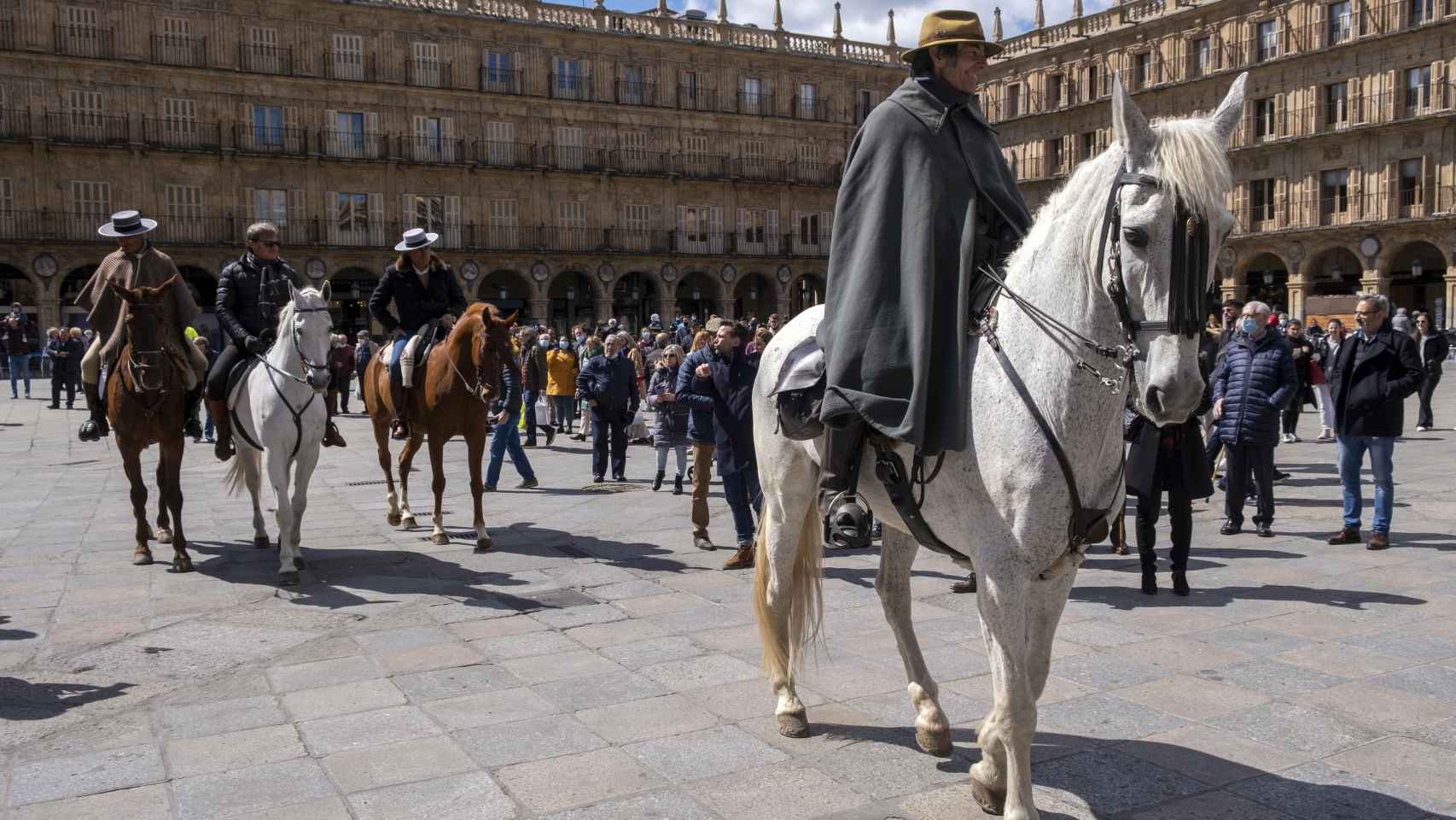 Los jinetes llegan a la Plaza Mayor de Salamanca