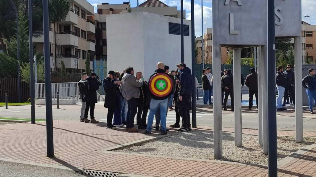 Algunos integrantes del grupo 711 a su llegada a los alrededores de la Facultad de Sociología.