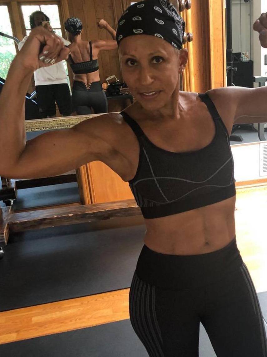 La suegra de Will Smith presume de abdominales.