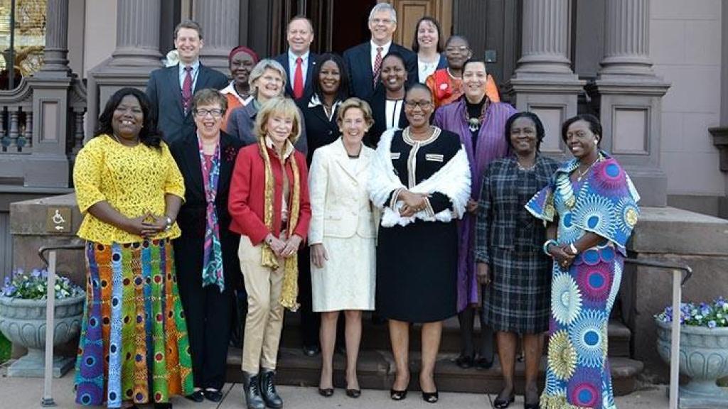 María Teresa Fernández de la Vega con mujeres líderes africanas, en un acto de su fundación.