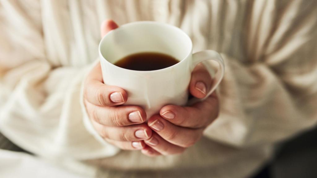 Una joven disfrutando de una infusión calentita.