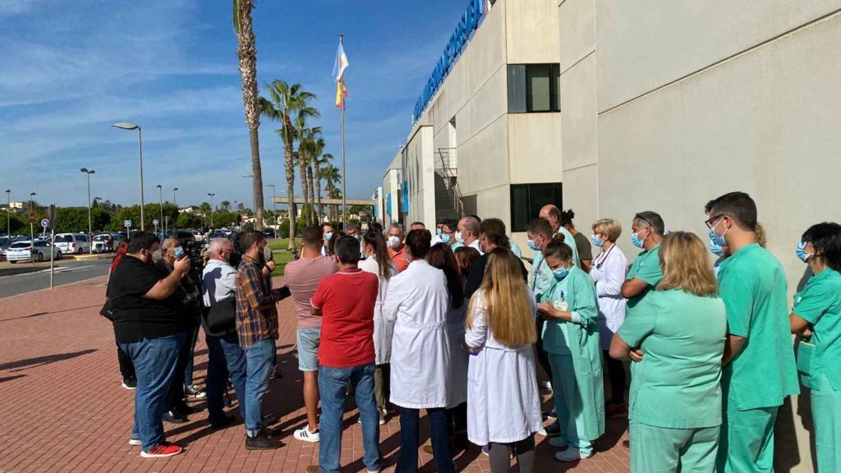 Concentración de médicos en el hospital de Torrevieja el pasado mes de octubre.