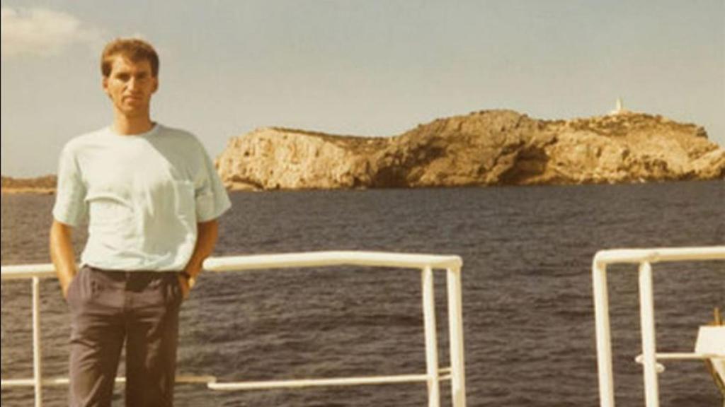 Alberto Núñez Feijóo, con 22 años, durante su viaje fin de carrera en Ibiza.