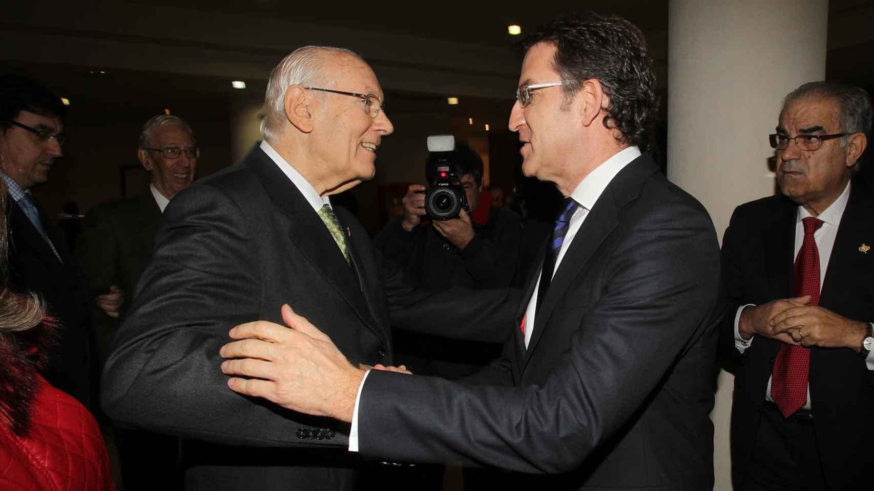 José Manuel Romay Beccaría abraza a Alberto Núñez Feijóo.