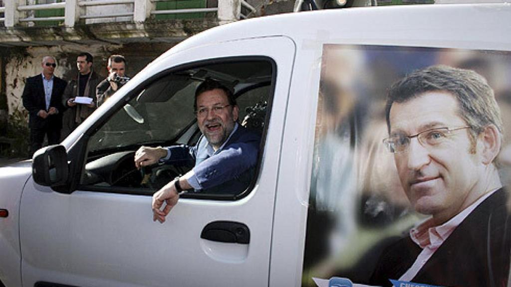 Mariano Rajoy conduce una furgoneta con el cartel electoral de Feijóo.