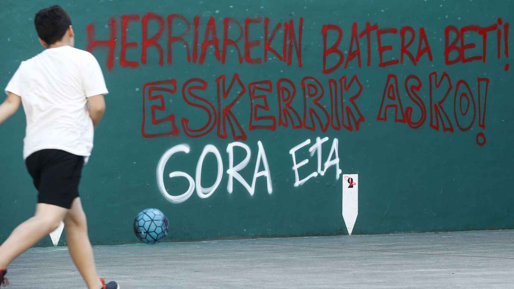 Un grafiti a favor de ETA en un frontón del País Vasco.