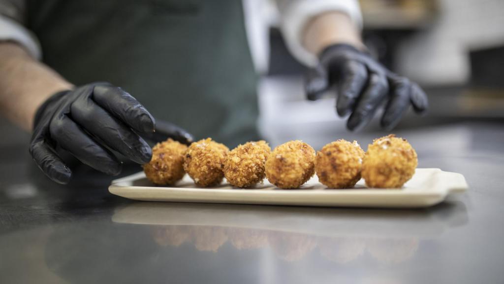 Miguel coloca la ración de croquetas que probará EL ESPAÑOL.