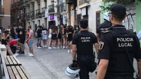Dos agentes de la Policía Local de Alicante en el barrio antiguo de la ciudad.