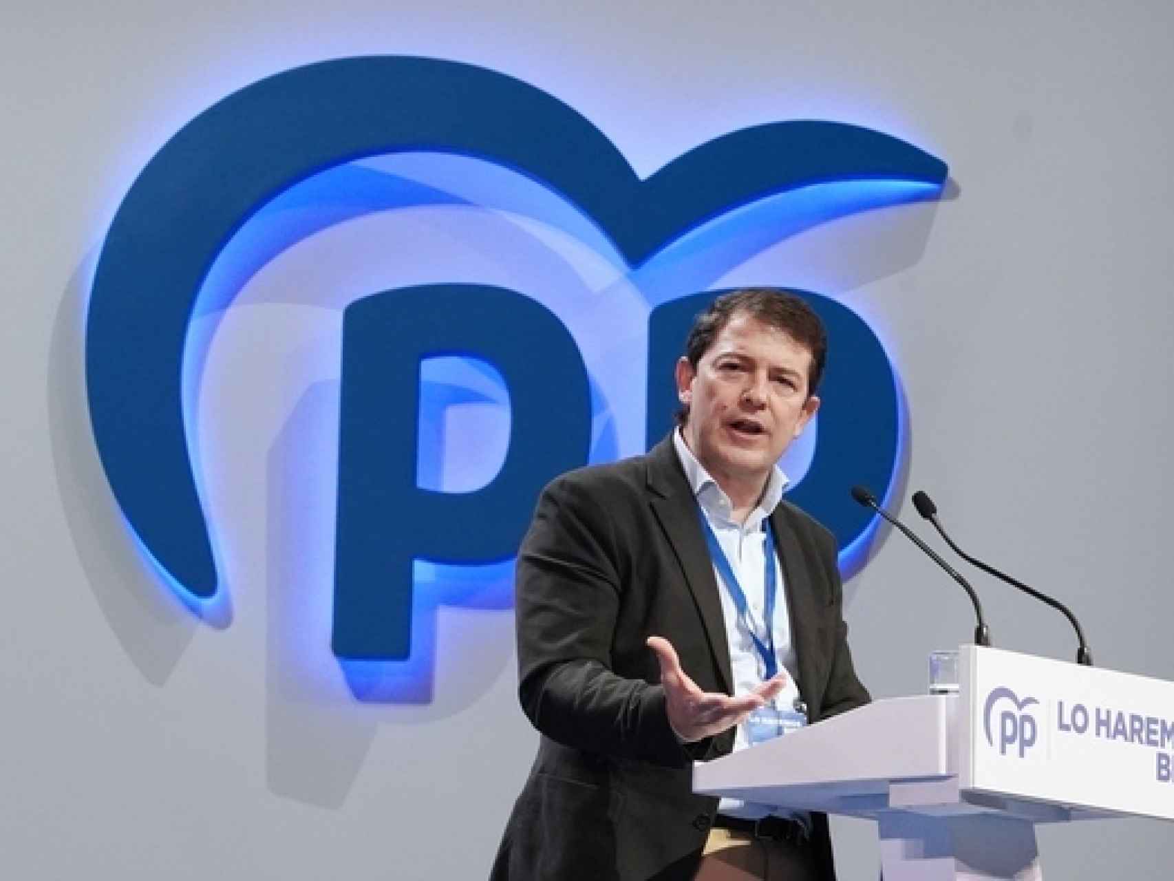 El presidente en funciones de la Junta, Alfonso Fernández Mañueco, durante su intervención en el Congreso del PP, este viernes en Sevilla.