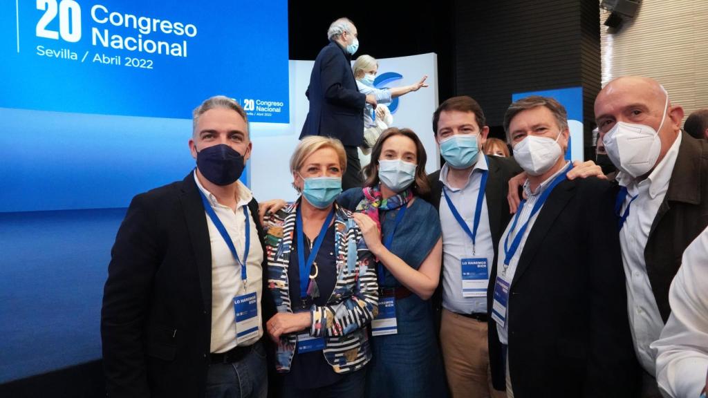 Delegados del PP de Castilla y León, junto al presidente Mañueco, en el Congreso de Sevilla