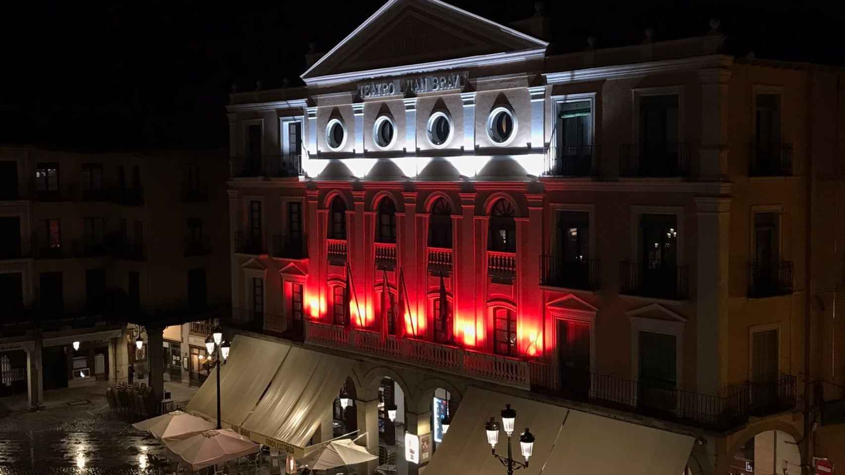 El Teatro Juan Bravo se ilumina de color rojo con motivo del Día Europeo contra la Despoblación