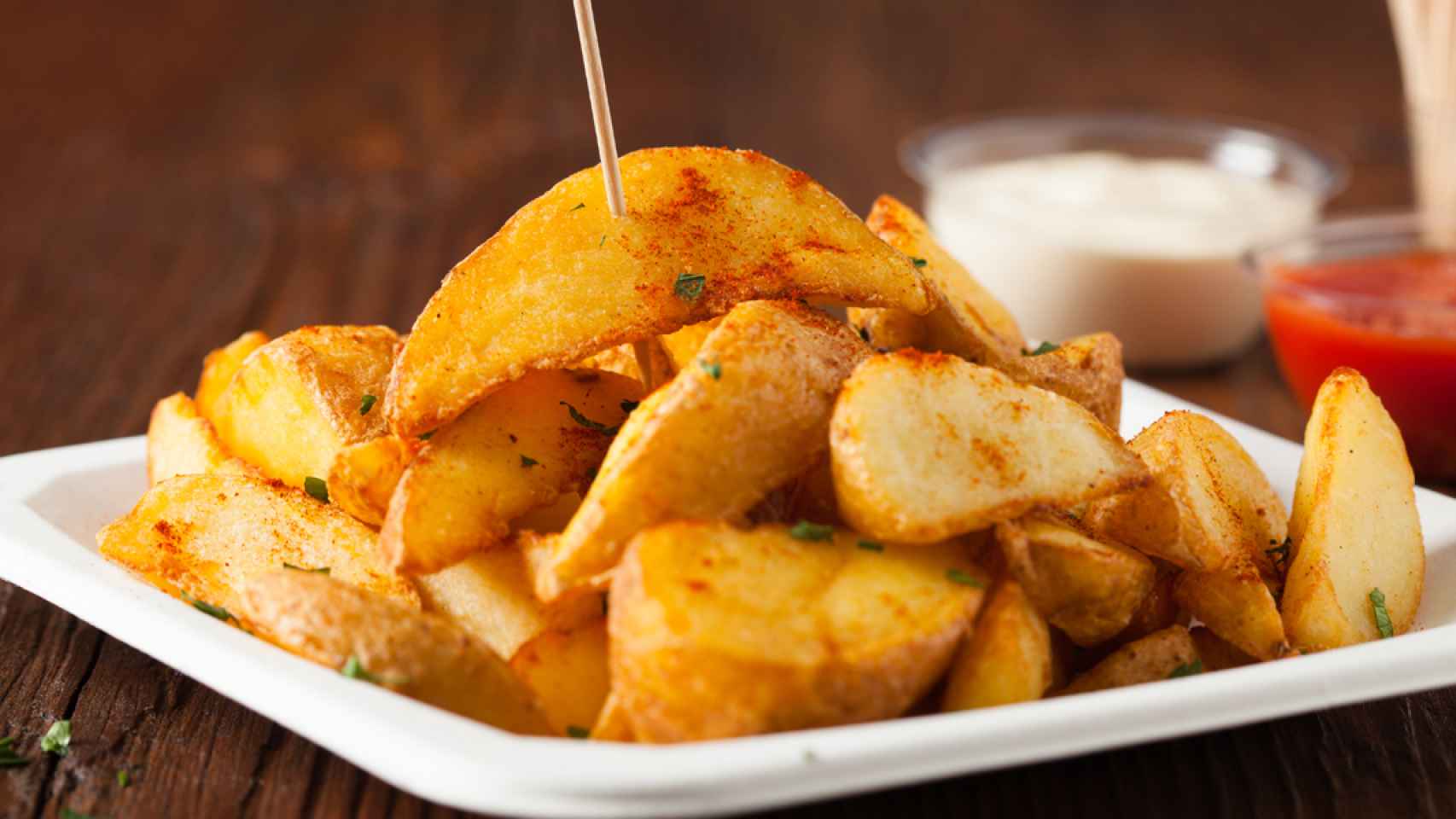 Unas patatas fritas en formato gajo.