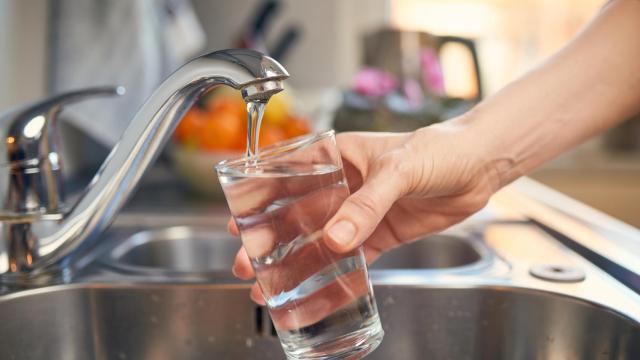 Un vaso de agua del grifo.