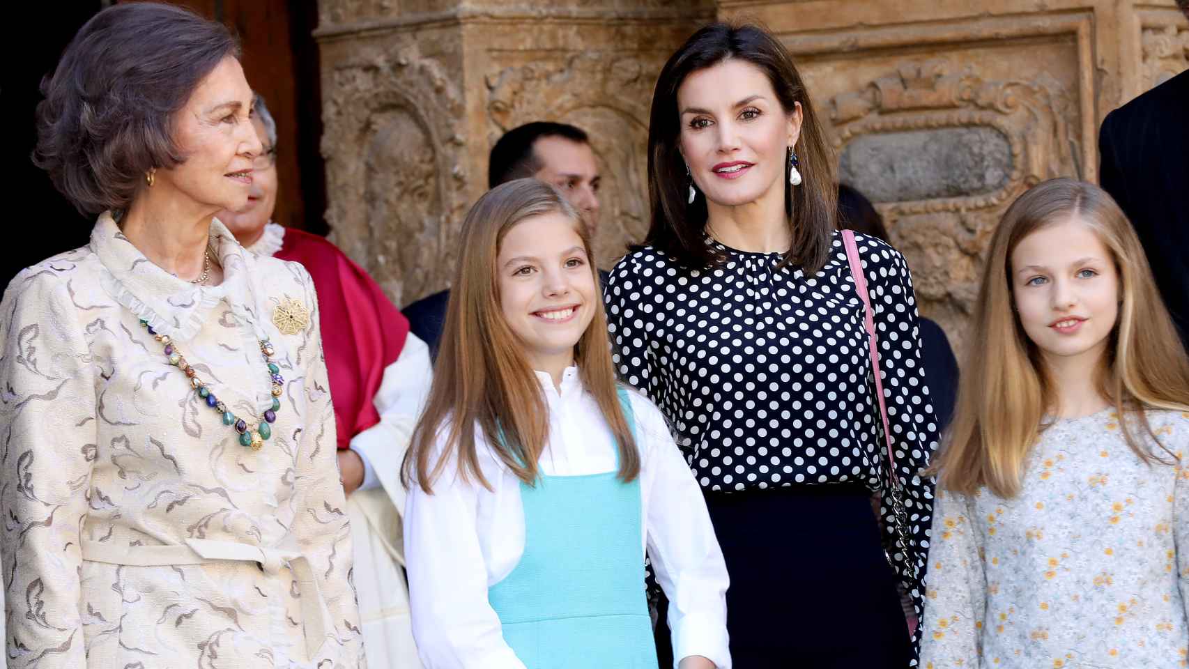 Las reinas Letizia y Sofía junto a las infantas Leonor y Sofía en la Catedral de Palma.