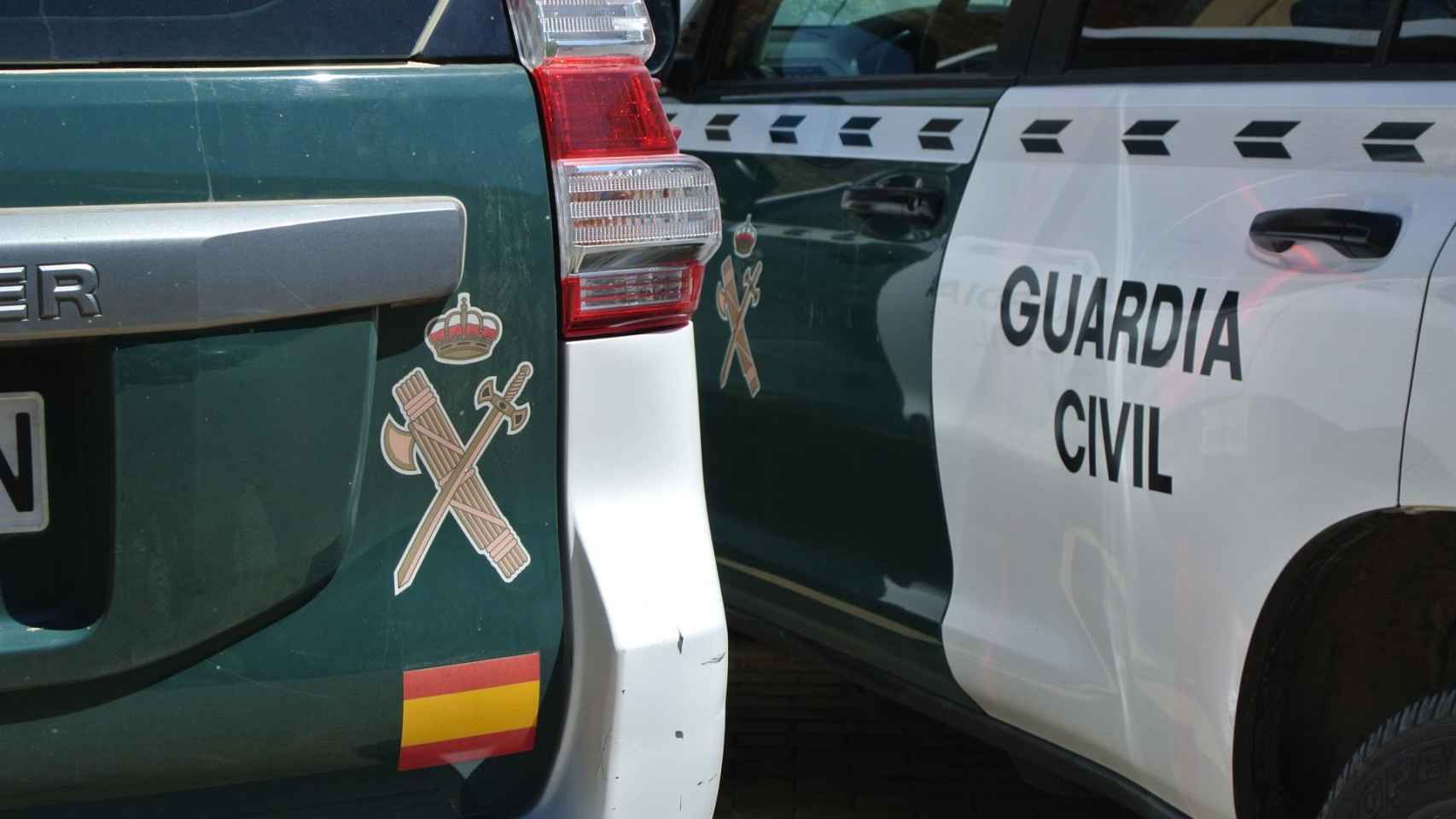 Imagen de archivo de dos coches de la Guardia Civil