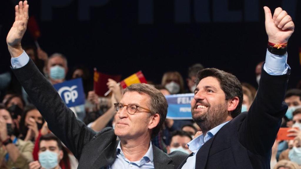 El gallego Alberto Núñez Feijóo y el murciano Fernando López Miras, en el Teatro Circo de Murcia.