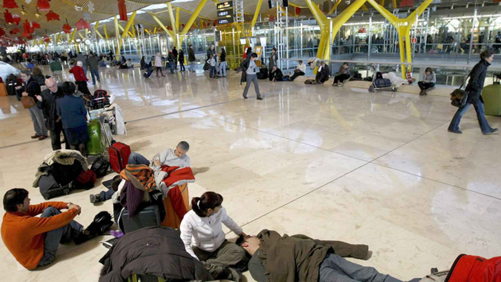 Colas de viajeros en el aeropuerto de Barajas en diciembre de 2010.