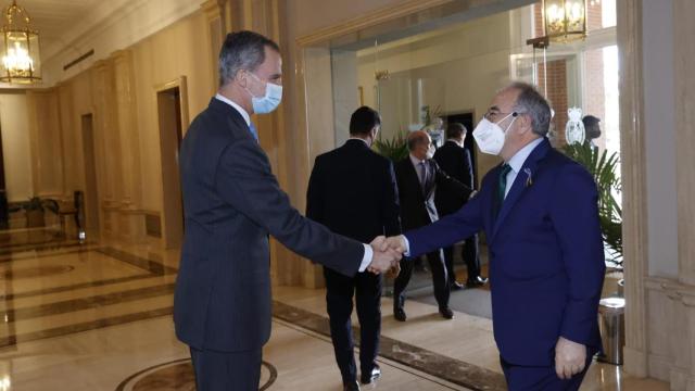 El alcalde de Santiago, Xosé Sánchez Bugallo, junto al rey Felipe VI.