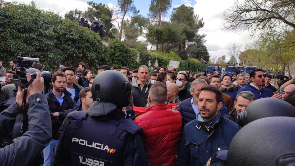 Javier Ortega Smith, dentro de la multitud de estudiantes neonazis o de derechas.