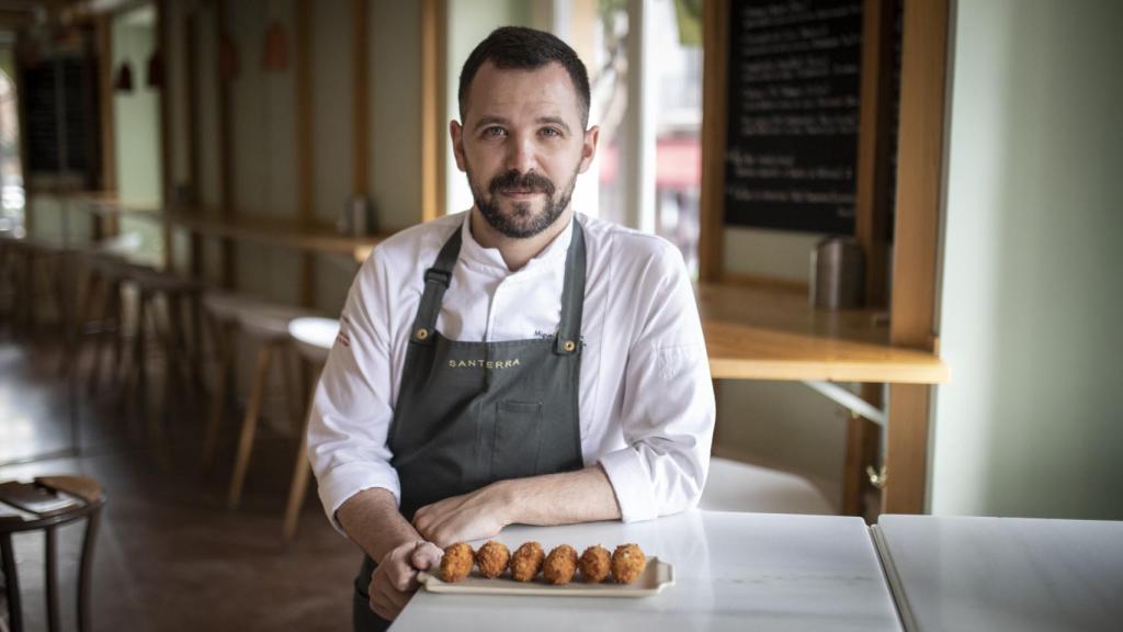 Miguel Carretero, en Santerra, con una ración de las mejores croquetas del mundo.