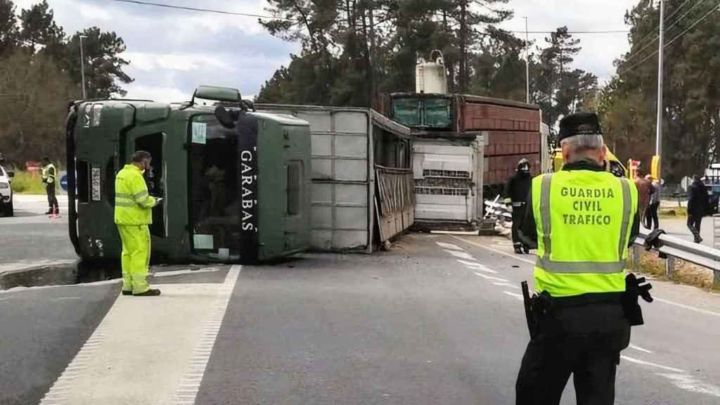 Un camión que transportaba cerdos vuelca en O Carballiño.