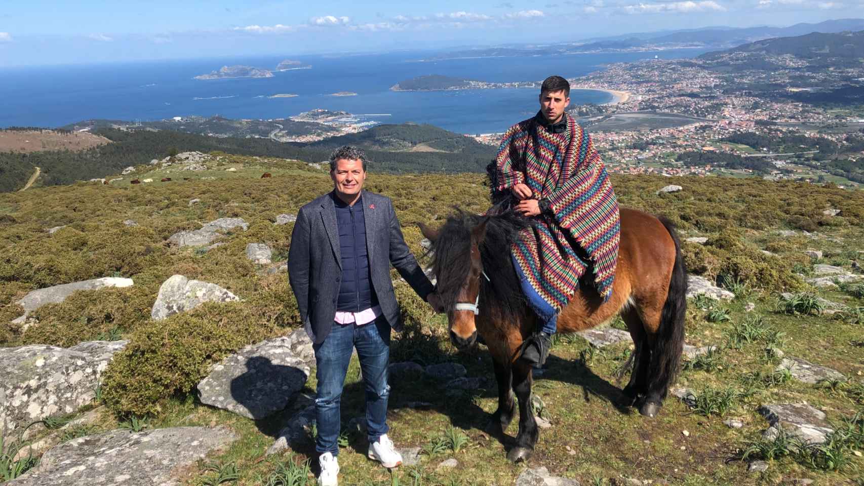 Un ‘safari’ por Baiona (Pontevedra) en busca de caballos salvajes en la Serra da Groba