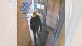 Imagen de la cámara de seguridad de un presunto atracador en la entrada de una sucursal bancaria de Vigo.