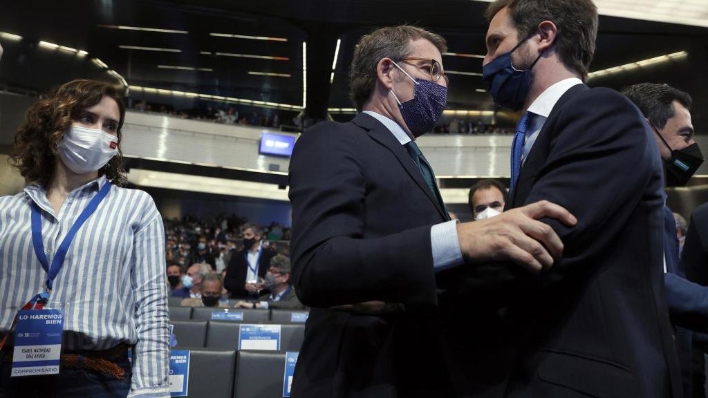 Pablo Casado saluda al candidato a la presidencia del PP, Alberto Núñez Feijóo, ante la presidenta de la Comunidad de Madrid, Isabel Díaz Ayuso.