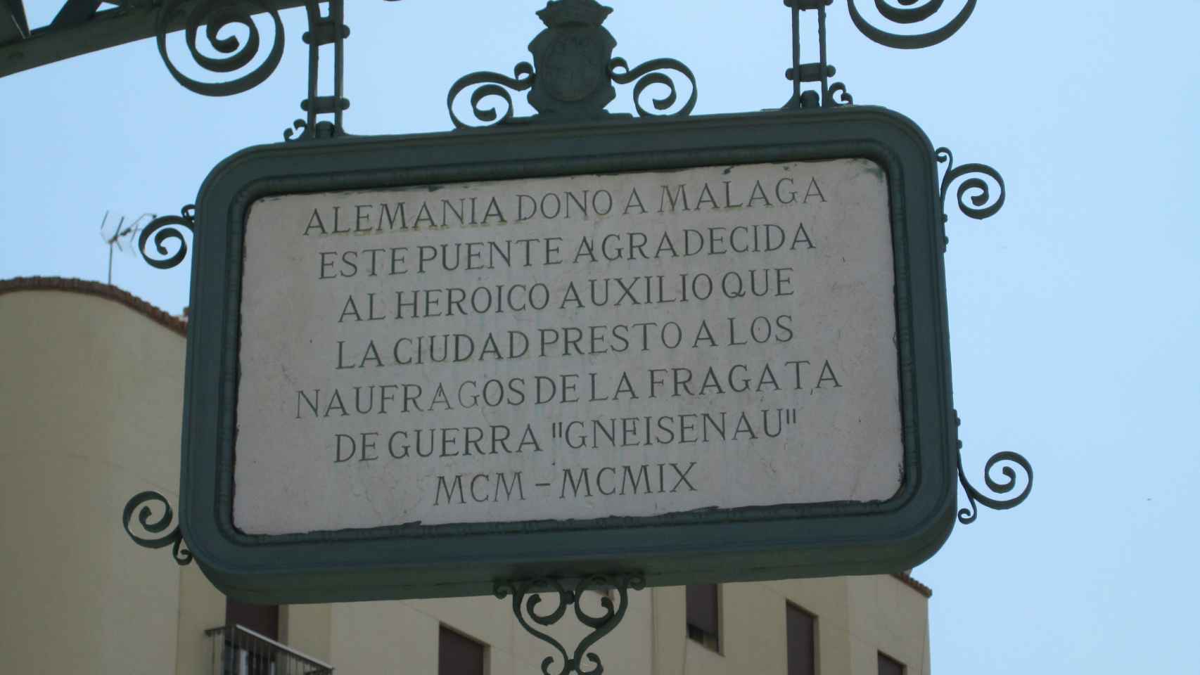 En el puente de Santo Domingo se explica por qué de este regalo de los alemanes a Málaga.