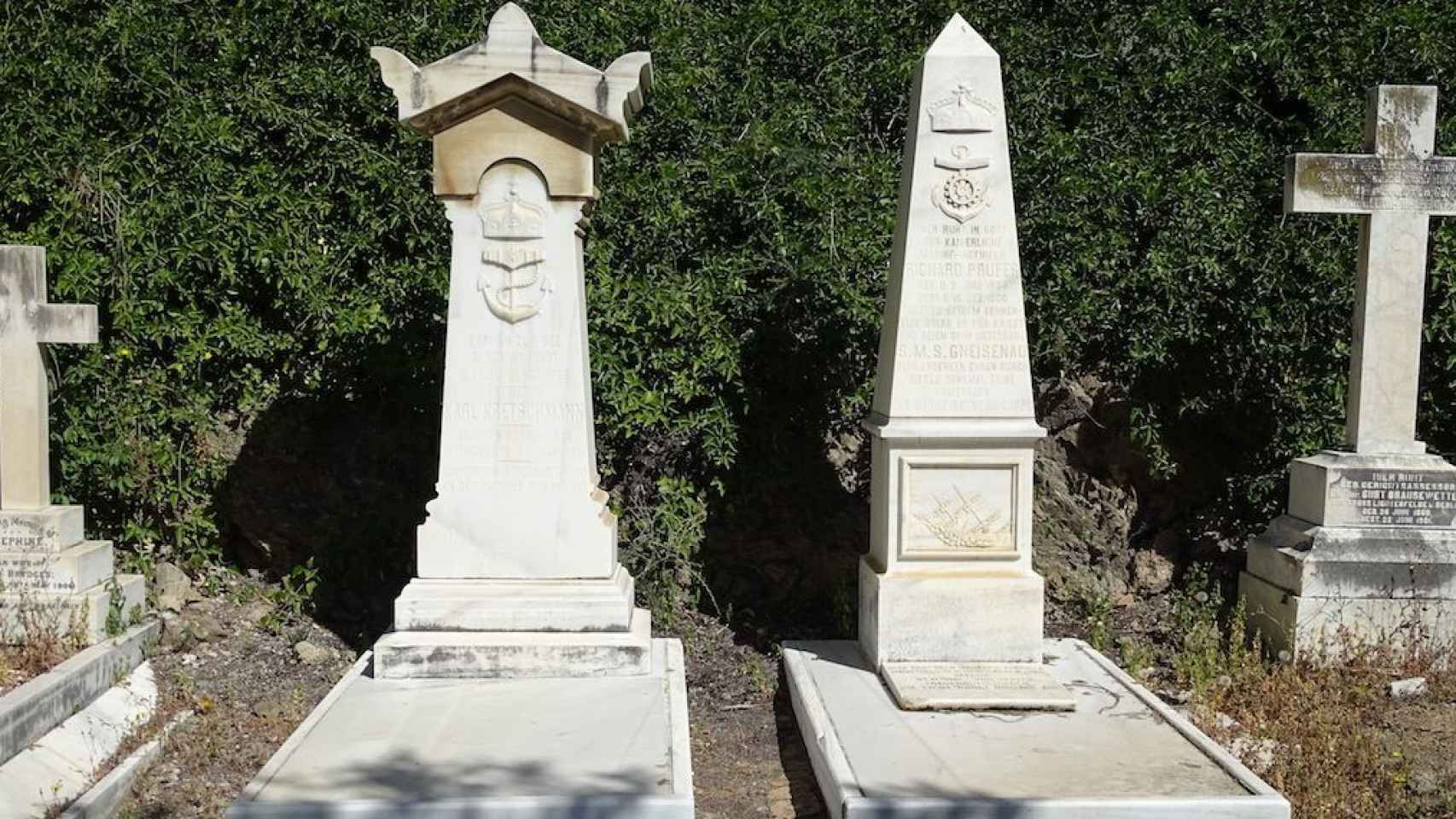 La tumbas del comandante y del ingeniero de Gneisenau en el Cementerio Inglés.