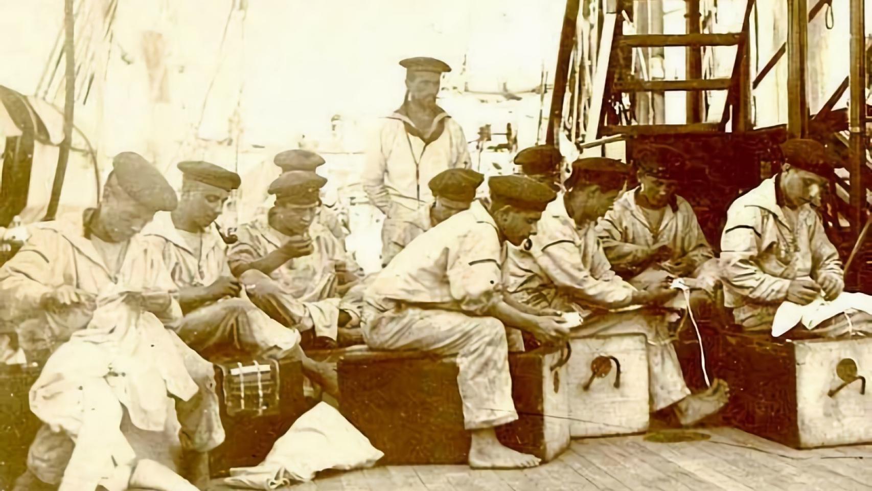 Marineros del Gneisenau a bordo del barco.