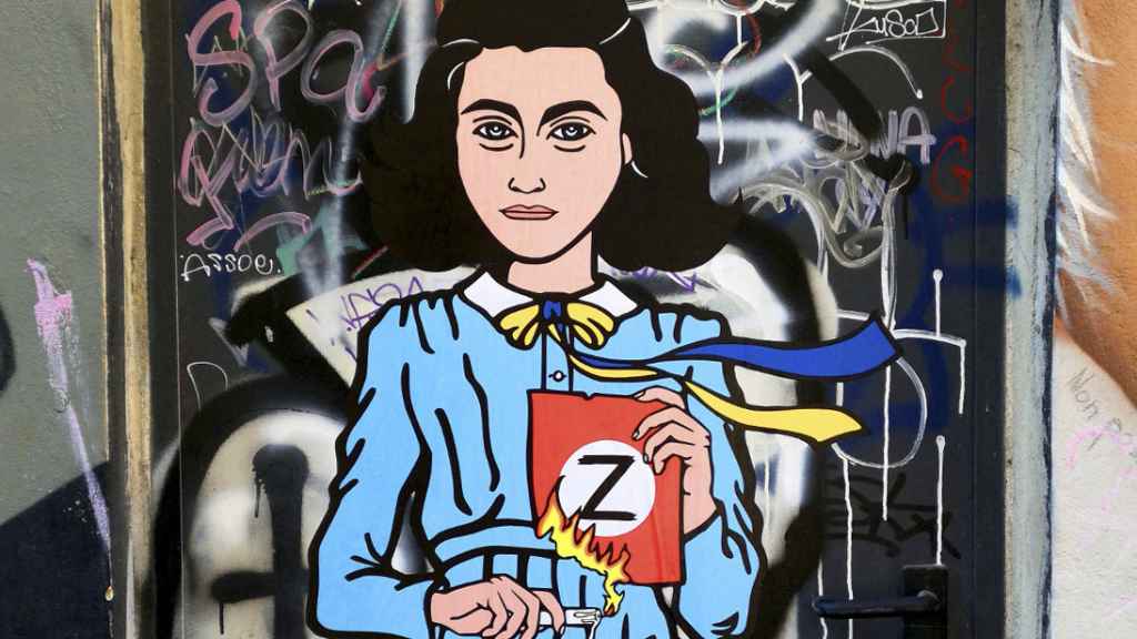 Un mural de Milán que muestra a Ana Frank quemando la Z de Putin