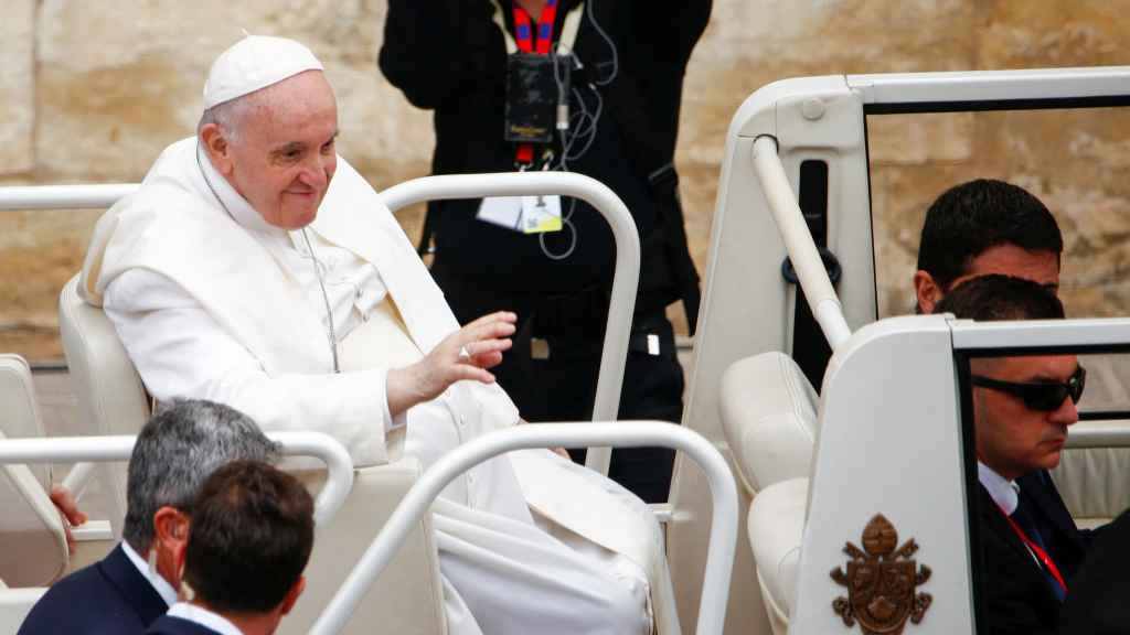 El papa Francisco sale de una reunión con autoridades en el Palacio del Gran Maestre en La Valeta