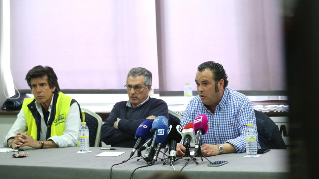 El vocal de la Plataforma Nacional en Defensa del Transporte, Miguel Cánovas; el presidente de la Unión Independiente de Transportistas (UITA), José Fernández, y el presidente de la Plataforma Nacional en Defensa del Transporte, Manuel Hernández, en una rueda de prensa.