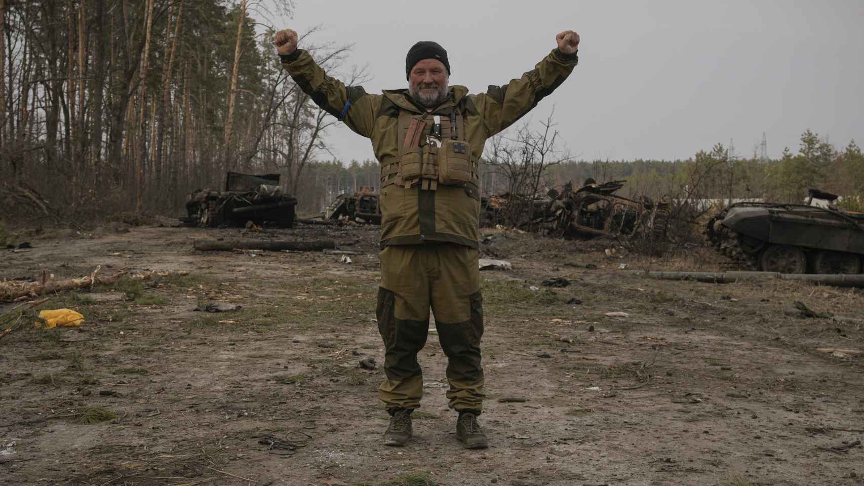 Un soldado ucraniano celebra la recuperación de una zona de la región de Kiev.
