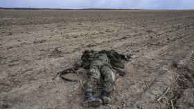 Un soldado ruso muerto en el campo de batalla en las afueras de Kiev.