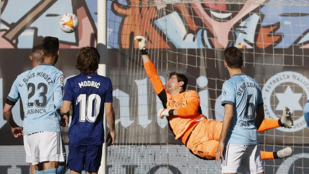 Thibaut Courtois, tras hacer la estirada increíble a Iago Aspas.