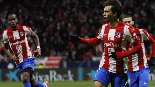 Joao Félix celebra un gol con sus compañeros del Atlético de Madrid
