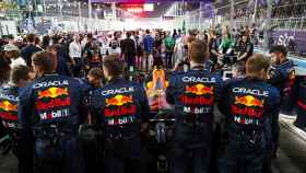 Mecánicos del equipo Red Bull frente al RB18 de 'Checo' Pérez en Arabia Saudí