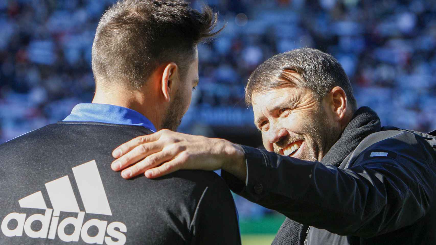 Eduardo Coudet saluda a Davide Ancelotti que actúa de entrenador del Real Madrid por la ausencia de Carlo