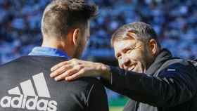 Eduardo Coudet saluda a Davide Ancelotti que actúa de entrenador del Real Madrid por la ausencia de Carlo
